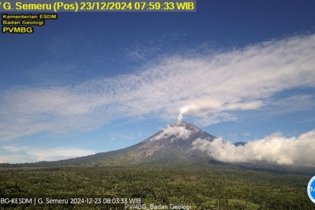 Gunung Semeru erupsi pada Senin (23/12/2024) pukul 07.58 WIB dengan tinggi kolom letusan teramati sekitar 500 meter di atas puncak. ANTARA/HO-PVMBG