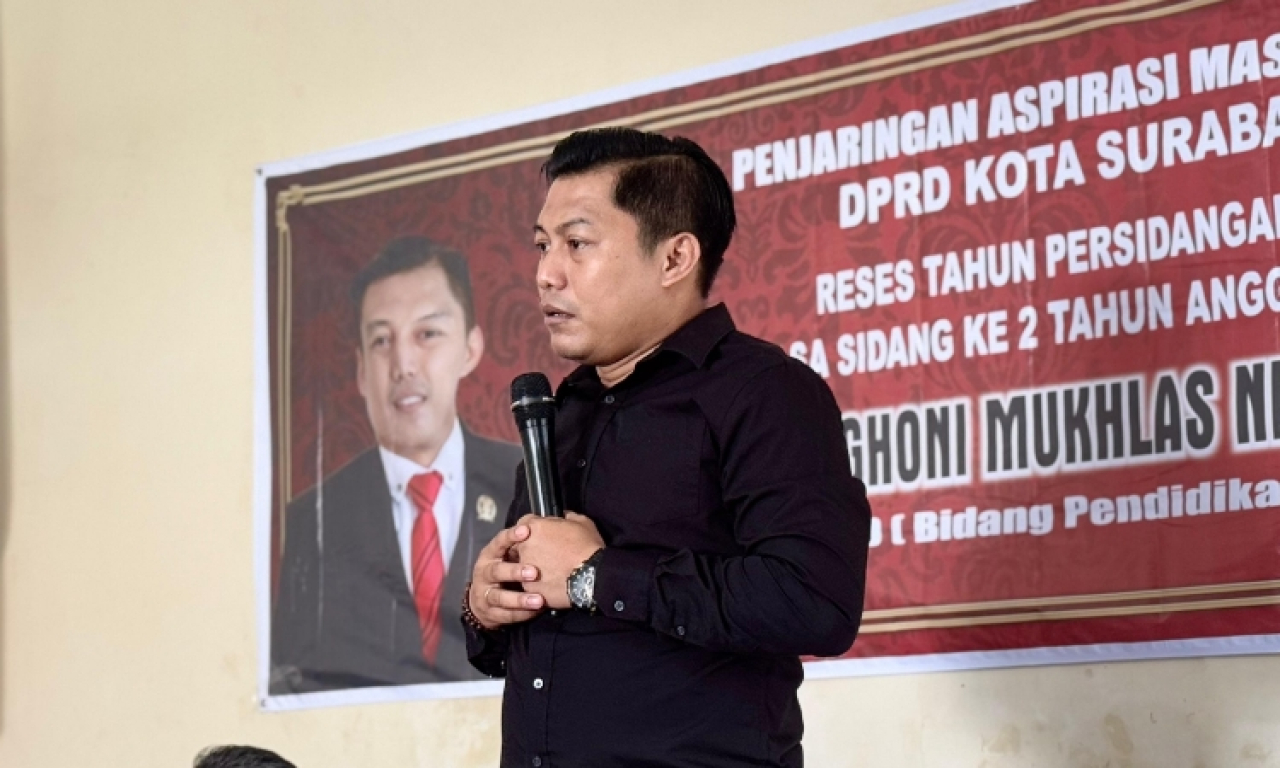Anggota Komisi D DPRD Kota Surabaya Abdul Ghoni Mukhlas Ni'am mengedukasi masyarakat tentang pentingnya mengingat sejarah bangsa. (Foto: Lukman/Suara Indonesia)
