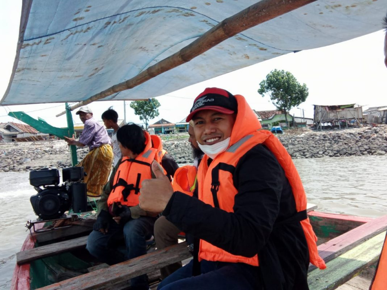 Abdul Ghoni Mukhlas Ni'am, Anggota DPRD Kota Surabaya saat menemani nelayan memasang rambu laut di kawasan Pantai Kenjeran, Surabaya, Minggu (12/12/2021).