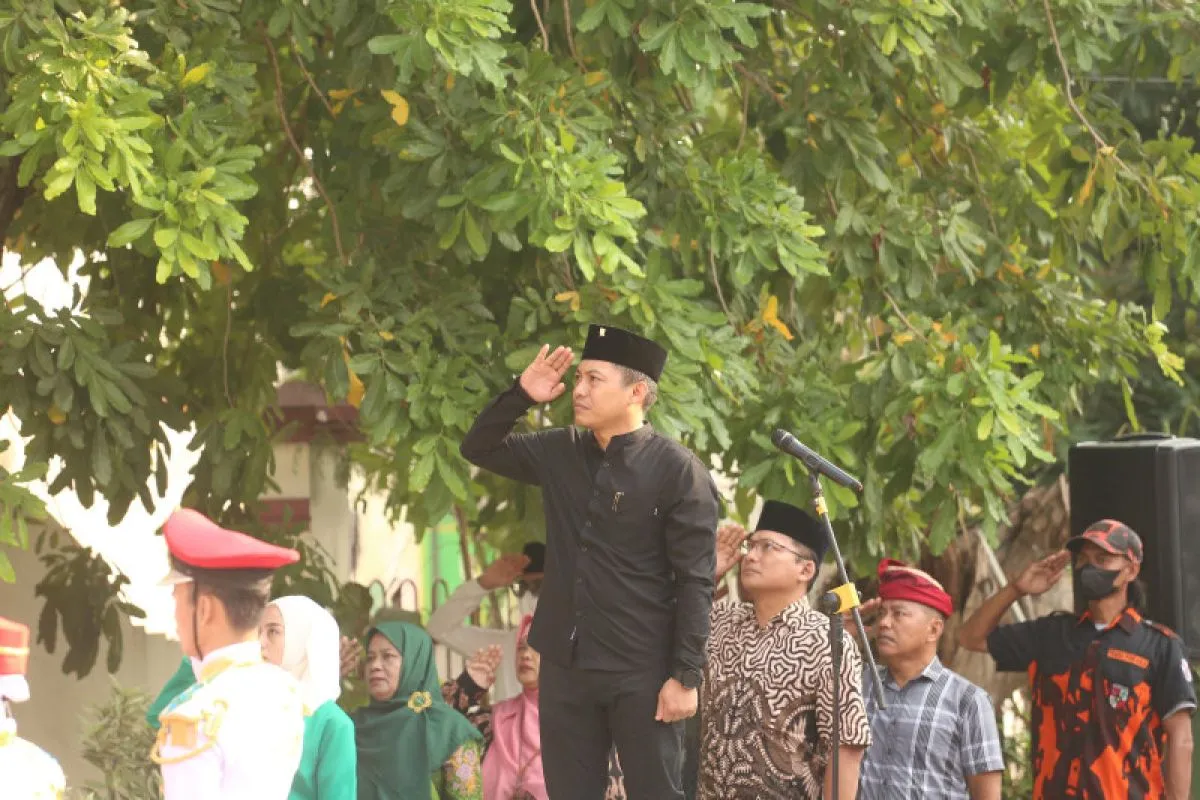 Tokoh pemuda sekaligus anggota DPRD Surabaya Abdul Ghoni Mukhlas Ni'am saat memimpin upacara Hari Lahir Pancasil di Bulak, Kota Surabaya, Kamis (1/6/2023). ANTARA/HO-Pemuda Surabaya.
