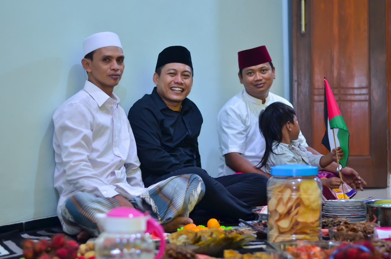 Tengah, Anggota Komisi C DPRD Kota Surabaya, Abdul Ghoni Muklas Ni'am. Foto: Fuday