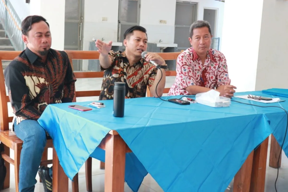 Kepala Bidang Perikanan DKPP Surabaya Ipong Wisnoe Wardhono dan Anggota Komisi C DPRD Surabaya Abdul Ghoni Mukhlas Ni'am (tengah) saat membagikan jaring kepada perwakilan nelayan di Sentra Ikan Bulak (SIB), Kota Surabaya, Jatim, Jumat (4/11/2022). (ANTARA