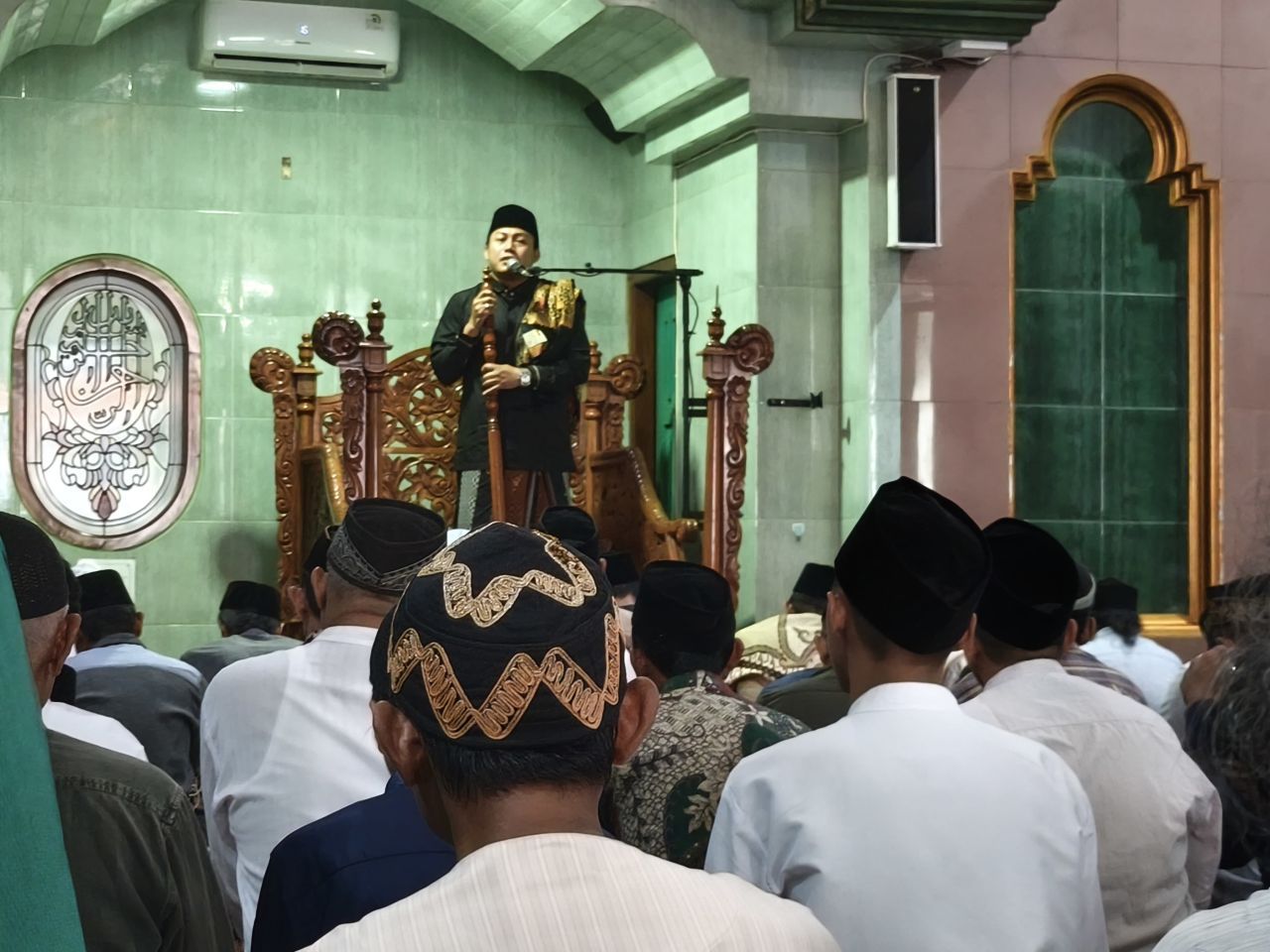 Abdul Ghoni saat menjadi khatib Salat Idulfitri