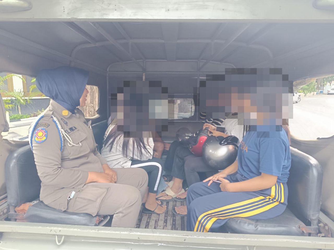 Satpol PP saat mengamankan remaja yang bekelahi gegara ejekan di Tiktok