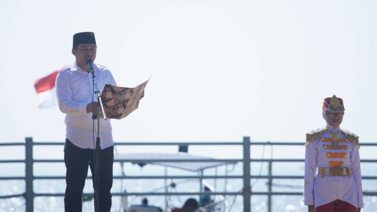 Bersama Ratusan Warga Pesisir Pantai Kenjeran, BKN Surabaya Gelar Upacara Hari Kemerdekaan