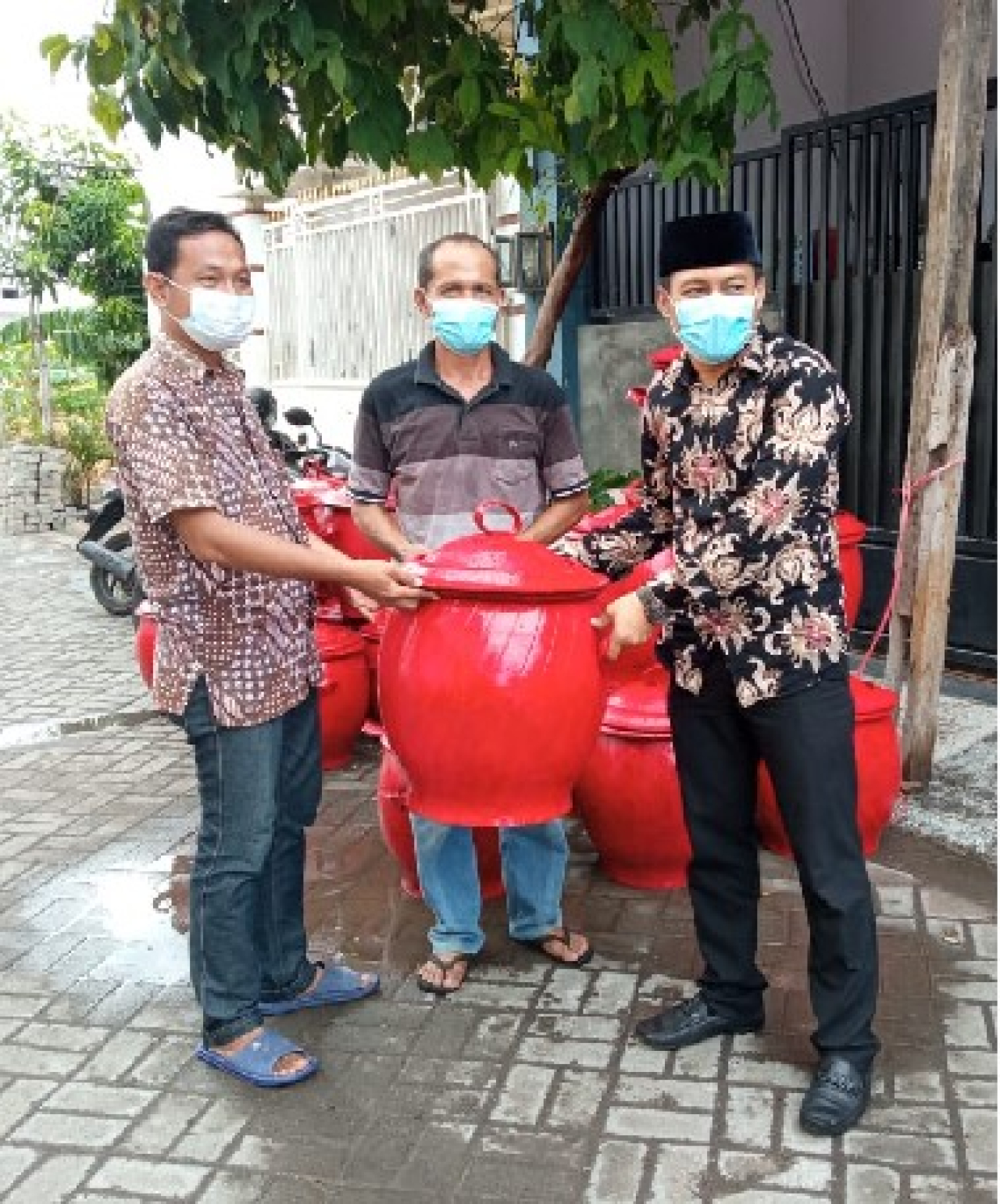 Bikin Kampung Lebih Baik, Dewan PDIP Sumbang 20 Bak Sampah