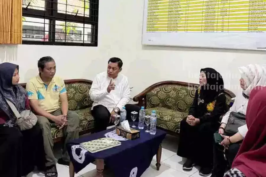Anggota Komisi D DPRD Surabaya, Abdul Ghoni Mukhlas Niam, melakukan inspeksi mendadak (sidak) ke salah satu sekolah negeri di Surabaya, Jumat (23/5/2025).