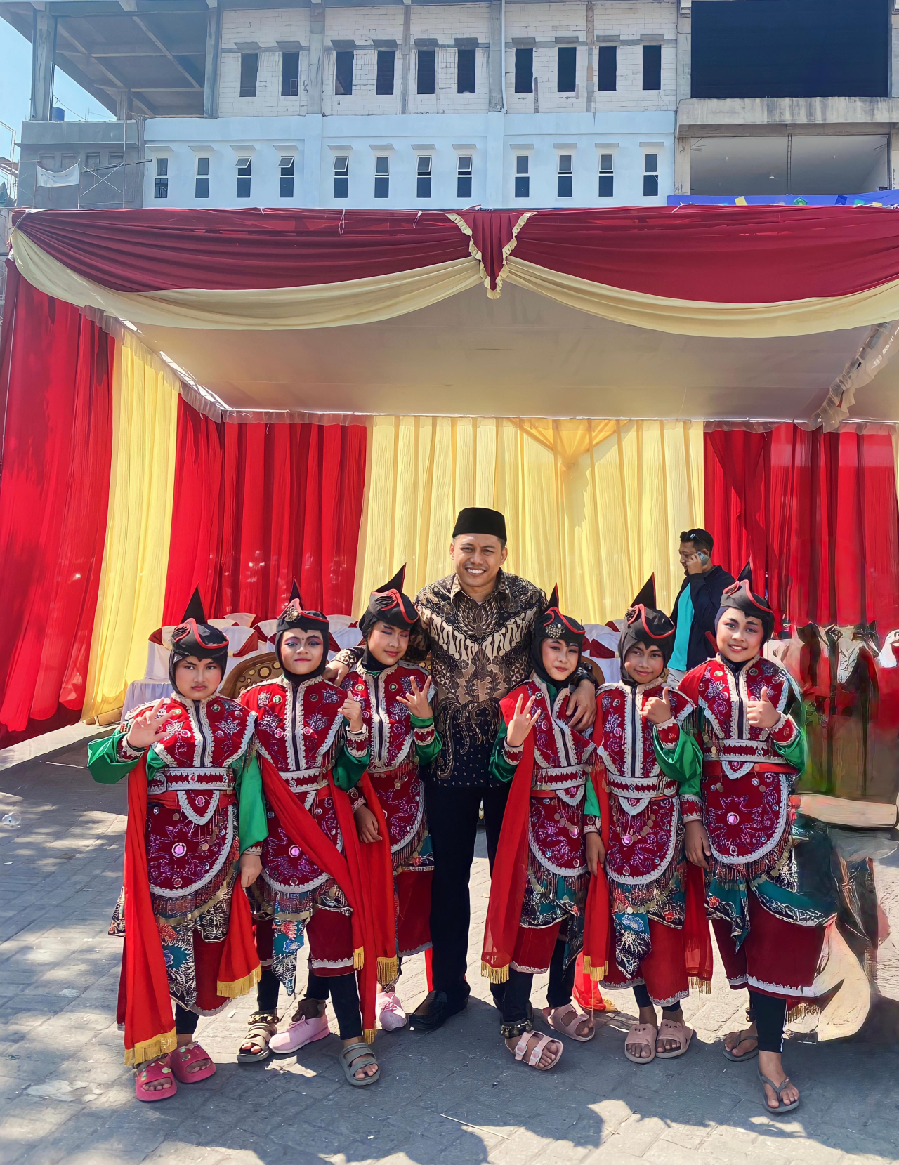 Anggota Komisi D DPRD Kota Sirabaya, Abdul Ghoni MN di tengah para siswa dalam sebuah kesempatan. (Tim)